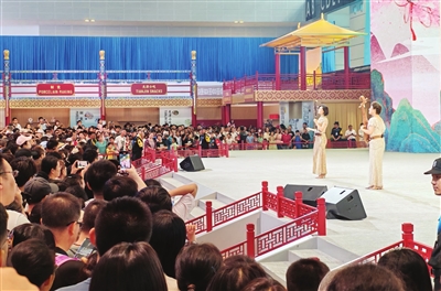 龙坤投资 “市民走进达沃斯” 文艺演出引人驻足 感受天津开放包容和文化底蕴